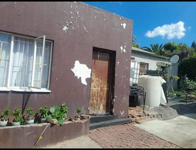 3 BEDROOM HOUSE FOR SALE IN BEZUIDENHOUT VALLEY